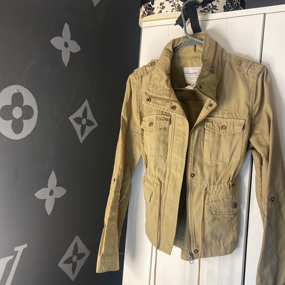 Kaki light jacket with lots of detail -pockets waste draw string button details